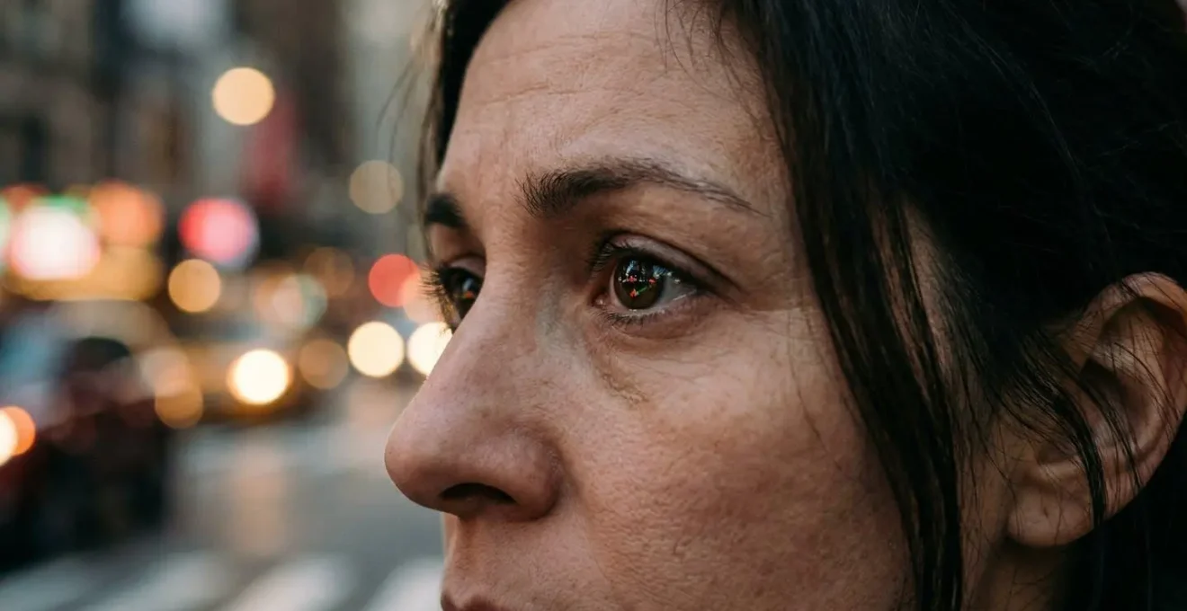 Contraste visuel entre la volatilité des marchés financiers et l'économie tangible des individus, symbolisé par un reflet de graphiques dans l'oeil d'une personne pensive.