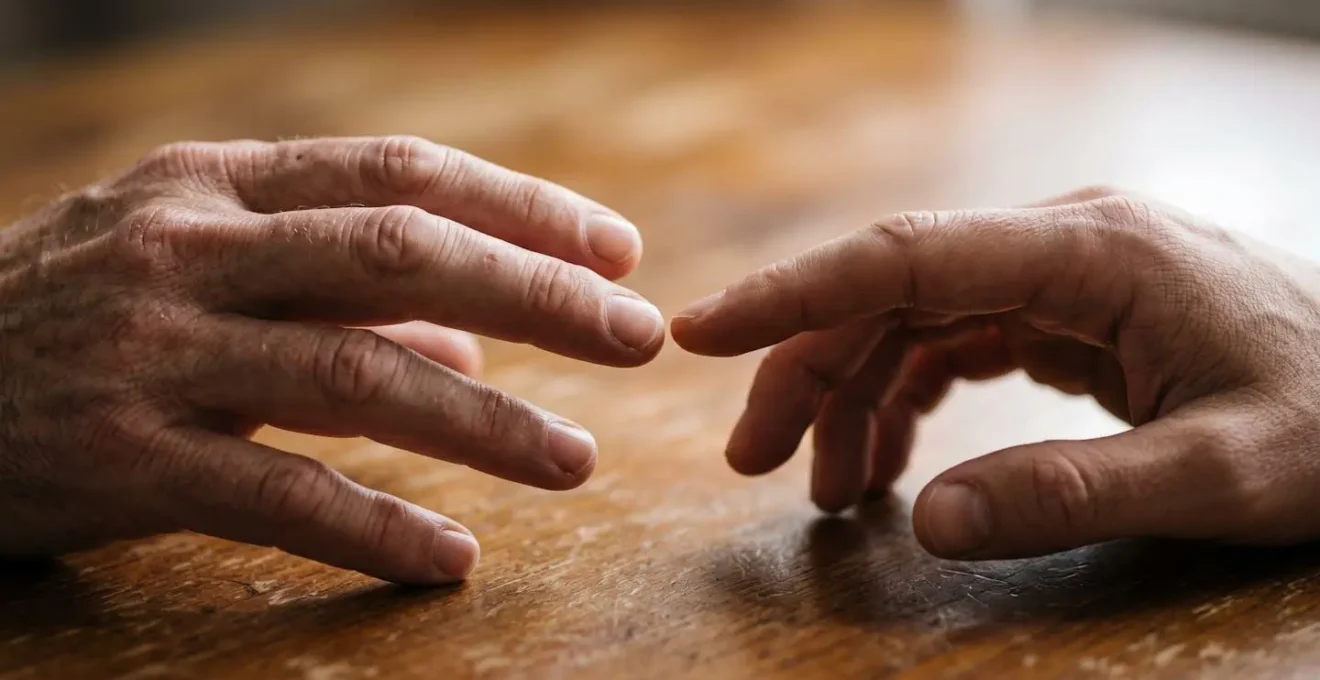 Deux professionnels en situation d'écoute active et d'échange empathique