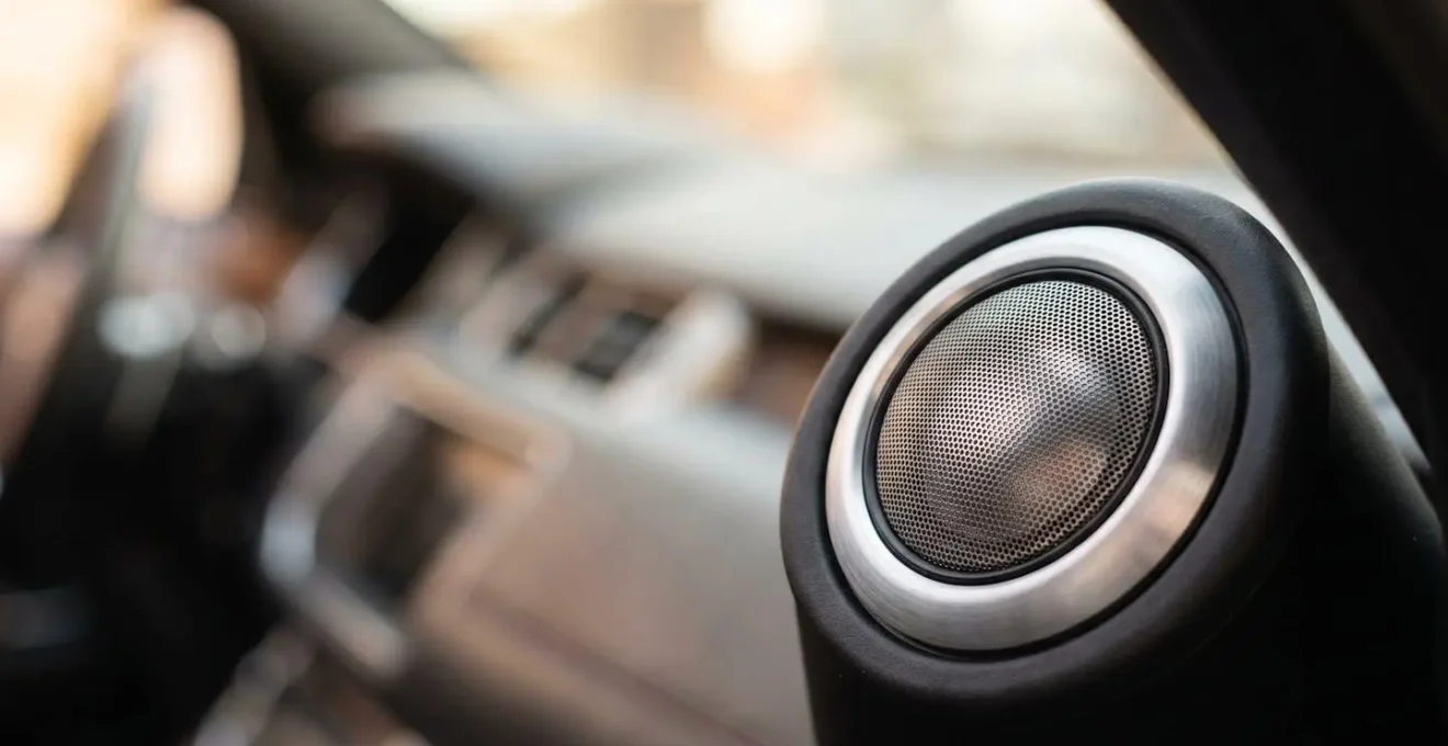 Tweeter installé sur le montant du pare-brise avec woofer dans la portière