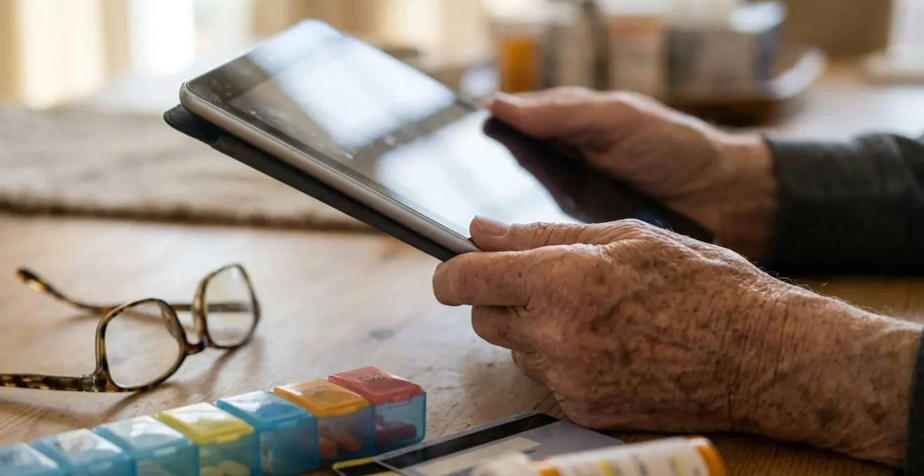 Personne âgée configurant Mon Espace Santé sur une tablette avec documents médicaux